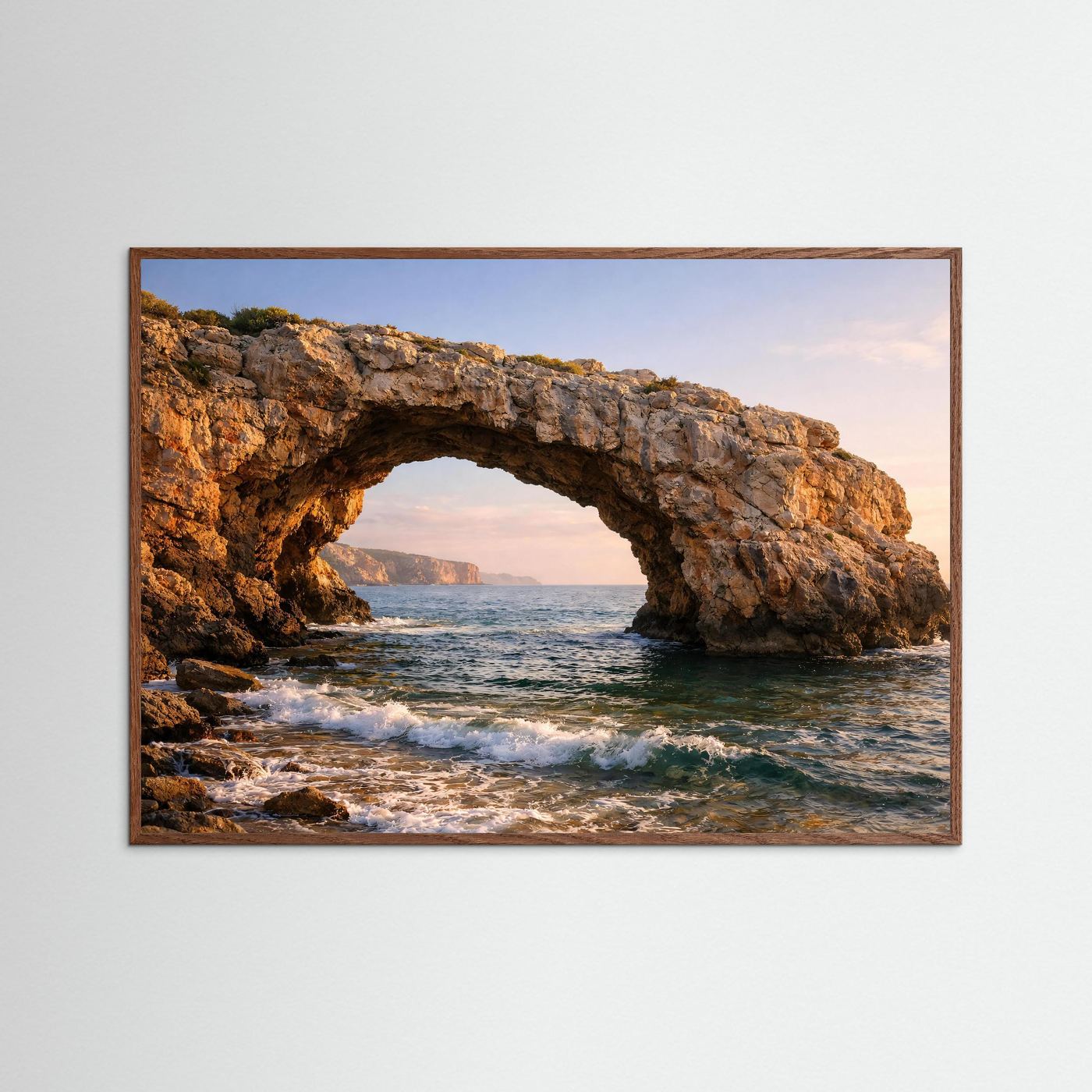Naturposter mit Felsbogen am Meer im dunklen Eichenrahmen, Querformat