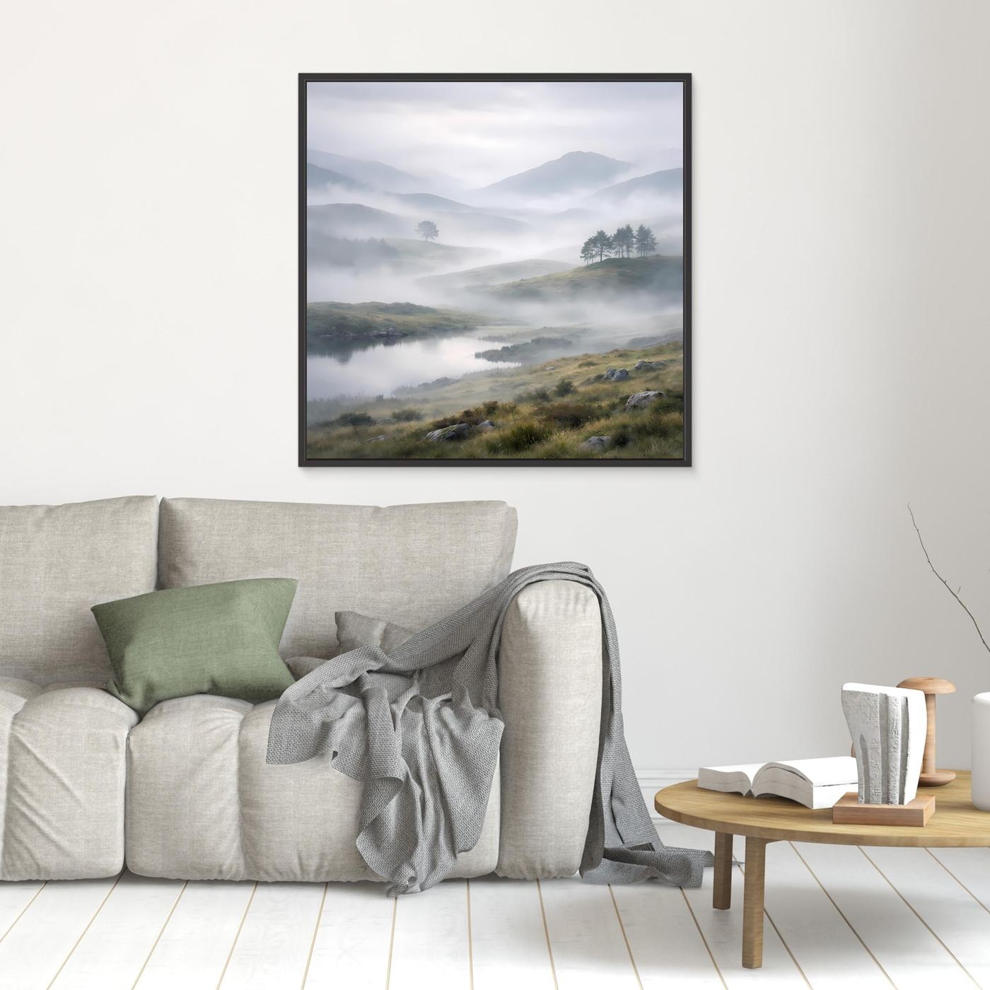 Quadratisches Leinwandbild mit Bergsee-Landschaft im Nebel, schwarzer Rahmen