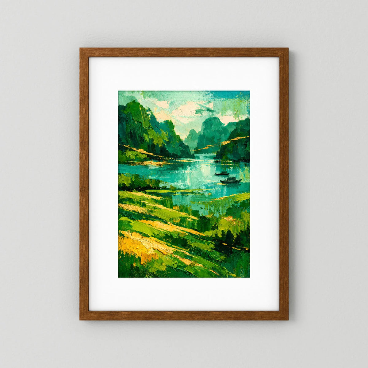 Kunstposter mit braunem Holzrahmen: grüne Flusslandschaft mit Booten