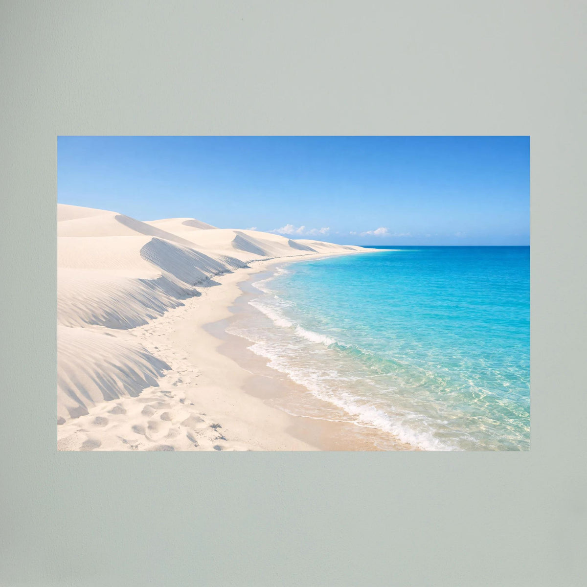 Querformatiges Wandbild mit weißen Dünen und türkisblauem Meer in Nahansicht