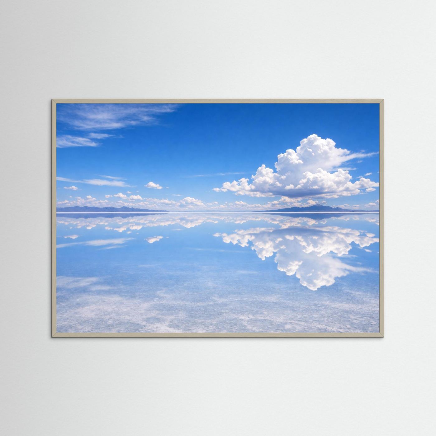 Poster im Querformat mit hellem Holzrahmen: blauer Himmel, weiße Wolken, Spiegelung