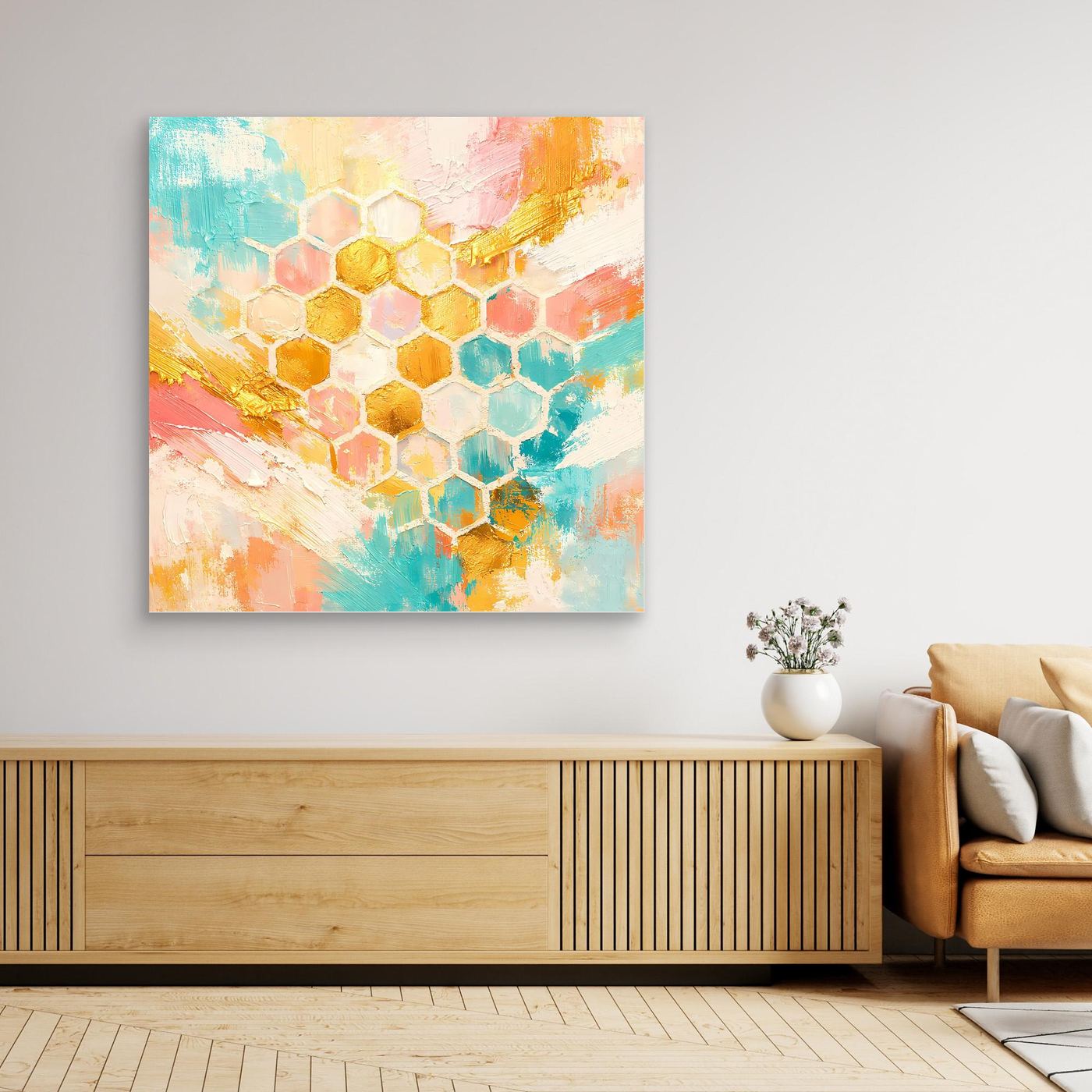 Abstraktes Leinwandbild mit Bienenwaben-Muster in Pastell und goldenen Akzenten