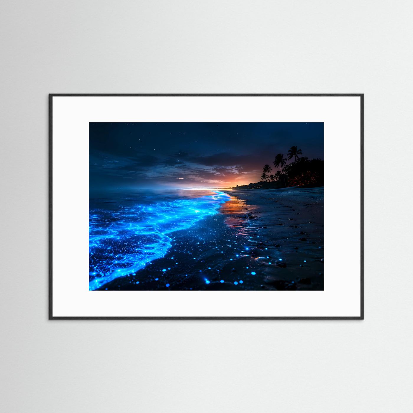Biolumineszenz am Strand bei Nacht | Tropisches Meer Poster | Magisches Meeresleuchten Wandbild Querformat