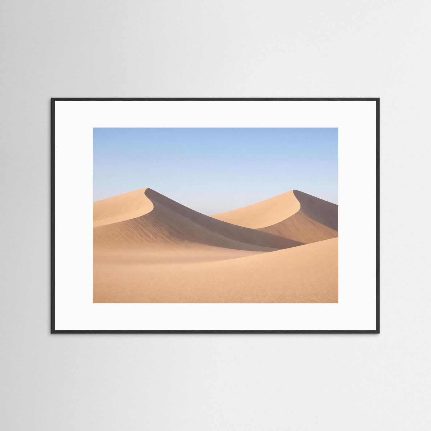 Wüstenlandschafts-Poster im Querformat mit Sanddünen, im schwarzen Rahmen mit Passepartout