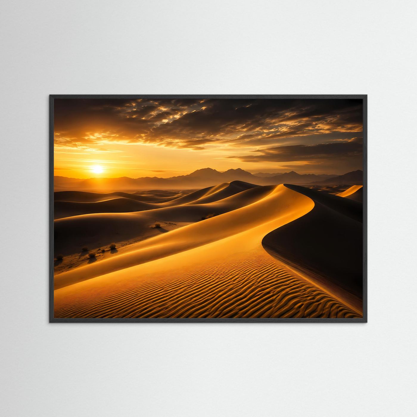 Poster mit Dünenlandschaft im Sonnenuntergang und Bergen im Hintergrund, schwarzer Rahmen