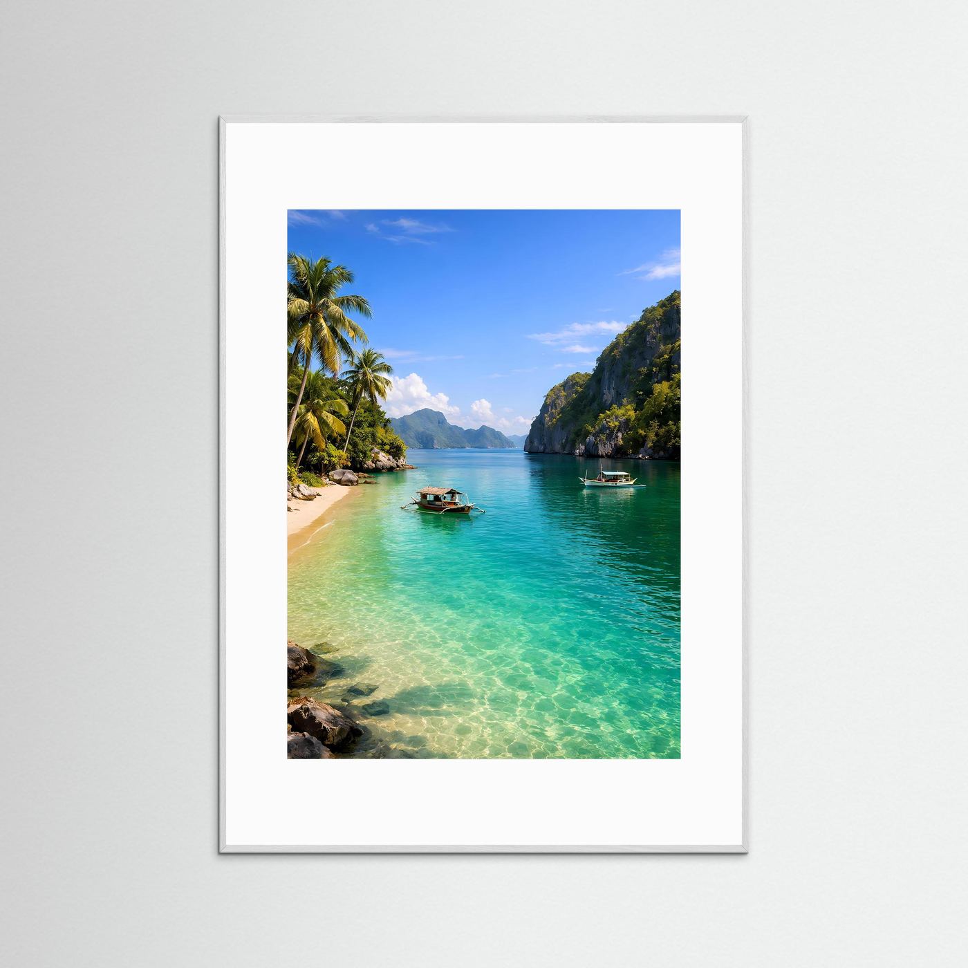 Hochformat-Poster: tropische Bucht mit türkisgrünem Wasser, silbergrauer Rahmen