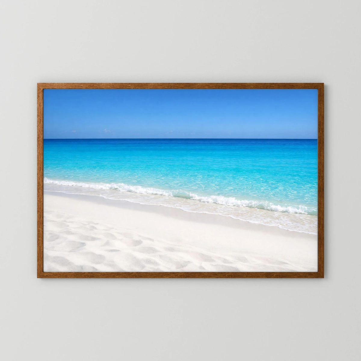Querformat-Wandbild im braunen Holzrahmen: türkisblaues Meer und Sandstrand