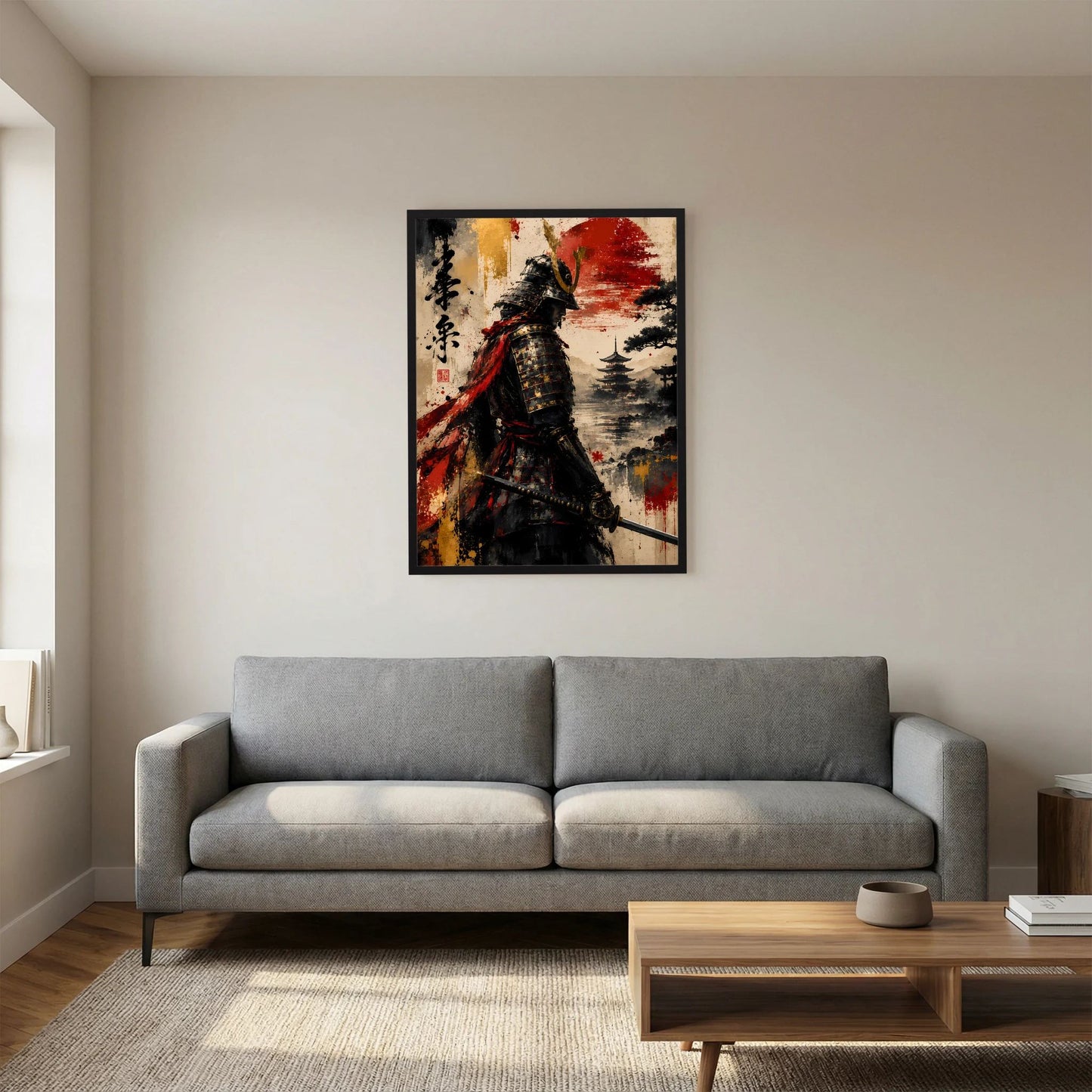 Poster im schwarzen Rahmen: Samurai in Schwarz vor roter Sonne mit orange-roten Akzenten.