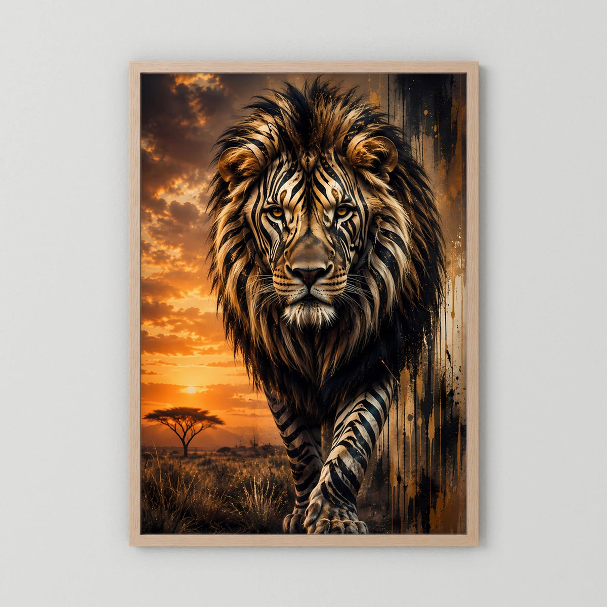 Löwenposter im Hochformat mit hellem Holzrahmen: Löwe mit Zebramuster