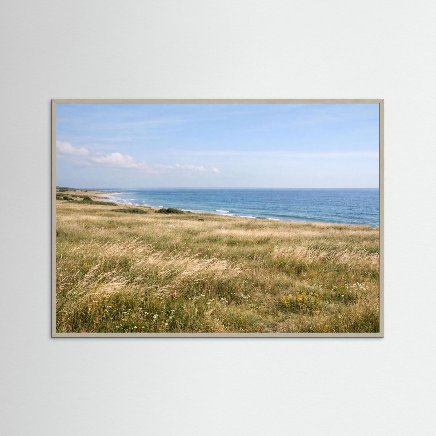 Naturposter im Querformat mit Ostseestrand und Küstendüne im hellen Holzrahmen