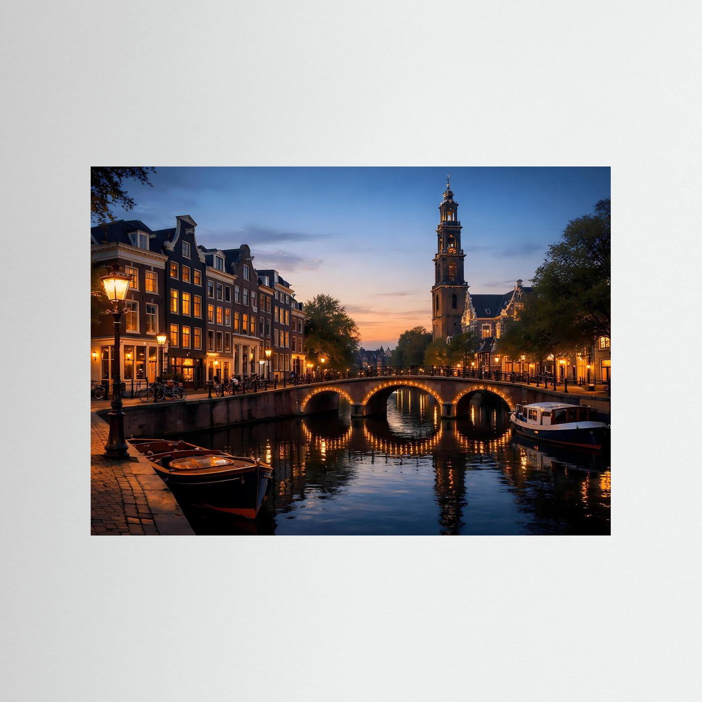 Wandbild Querformat: Amsterdamer Kanal bei Nacht, beleuchtete Häuser, Brücke und Boot