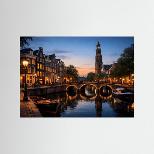 Wandbild Querformat: Amsterdamer Kanal bei Nacht, beleuchtete Häuser, Brücke und Boot