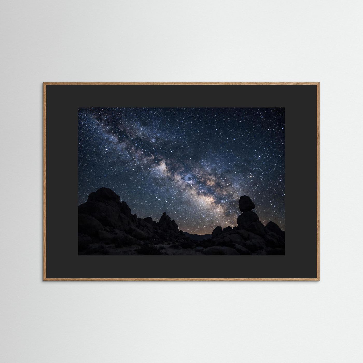 Wandbild mit Milchstraße über Wüstenlandschaft, brauner Rahmen, schwarze Einfassung