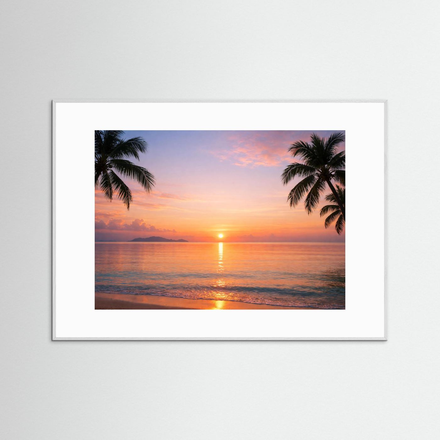 Panorama-Poster im weißen Rahmen mit Palmen, Meer und goldener Sonne am Horizont