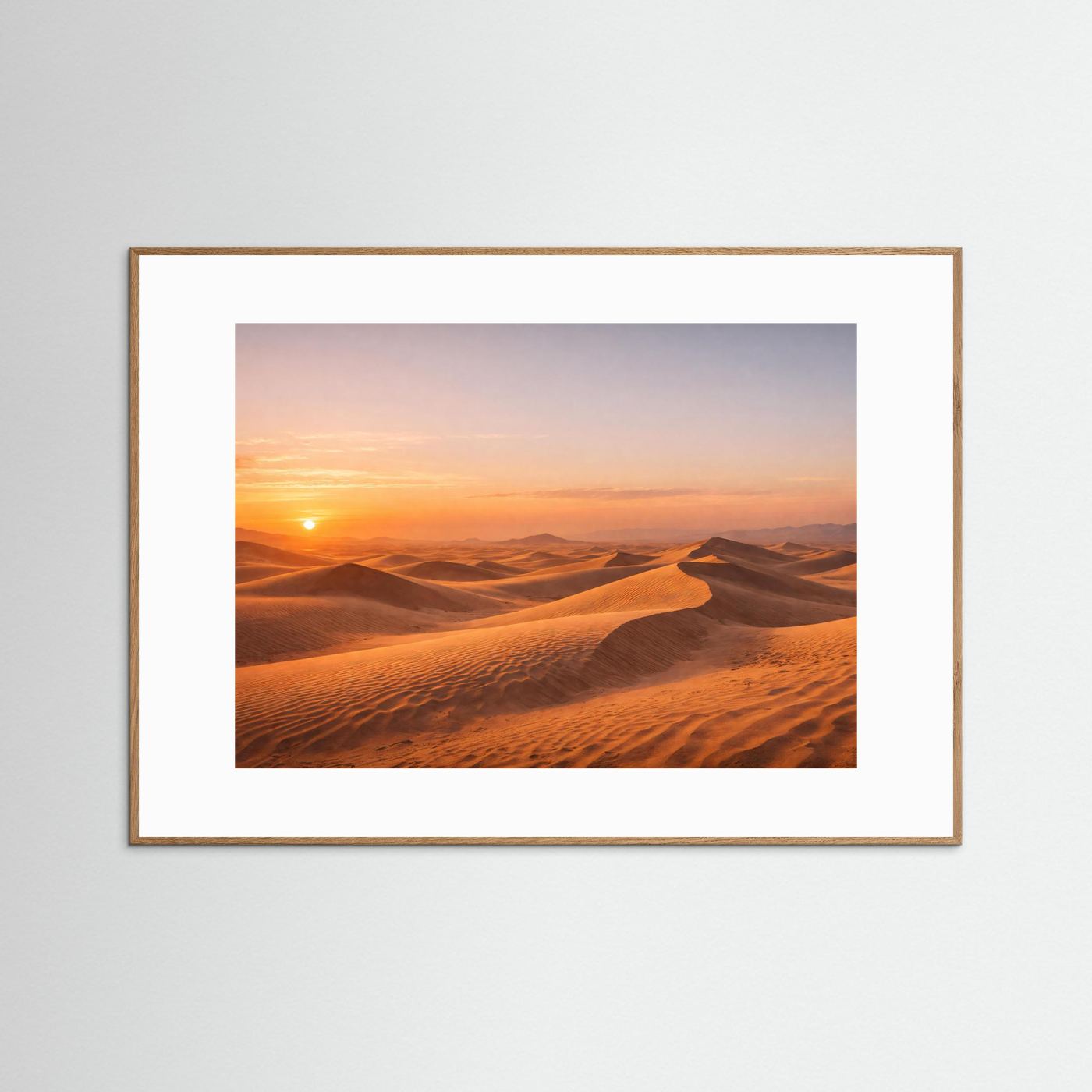 Panoramaposter mit Wüstendünen bei Sonnenuntergang, brauner Holzrahmen
