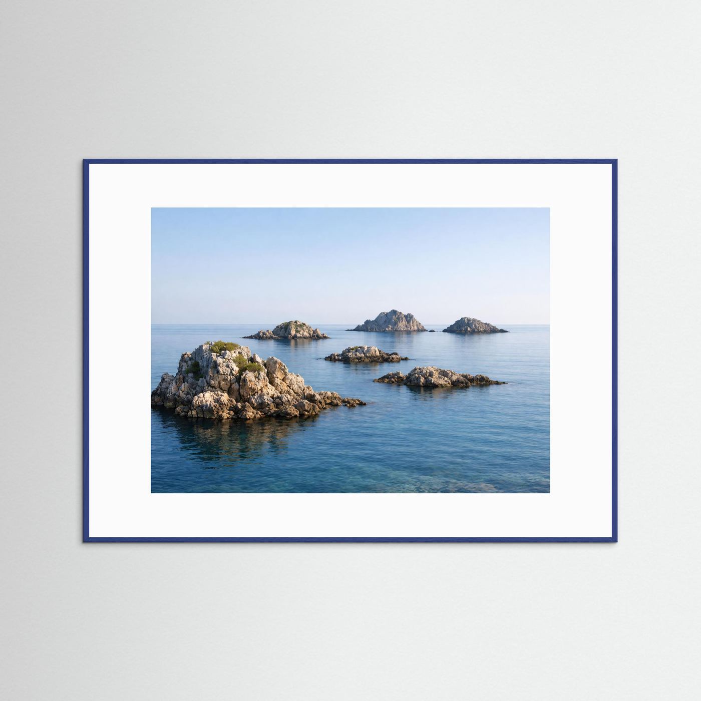 Naturposter im Querformat mit blauem Meer und Felseninseln, blauer Rahmen