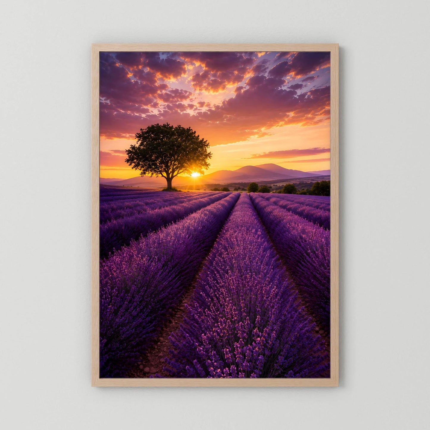Naturposter im Hochformat mit Lavendelfeld bei Sonnenuntergang, Holzrahmen natur