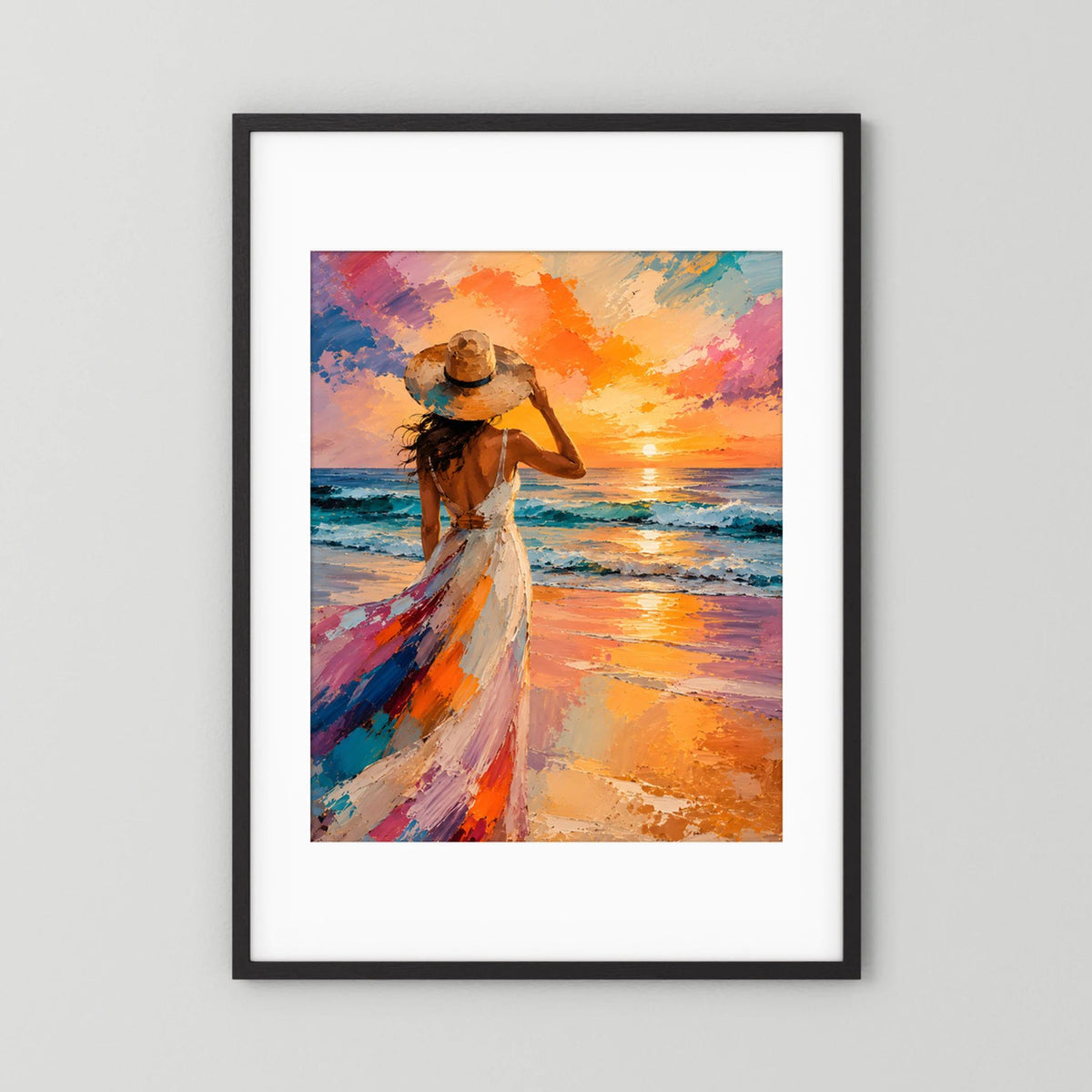 Poster mit Frau am Strand in buntem Kleid, Sonnenuntergang, schwarzer Rahmen mit weißem Rand