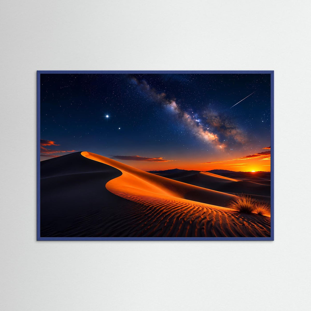 Querformat-Poster mit Wüstendünen bei Nacht, orangefarbenem Licht und Milchstraße im blauen Rahmen