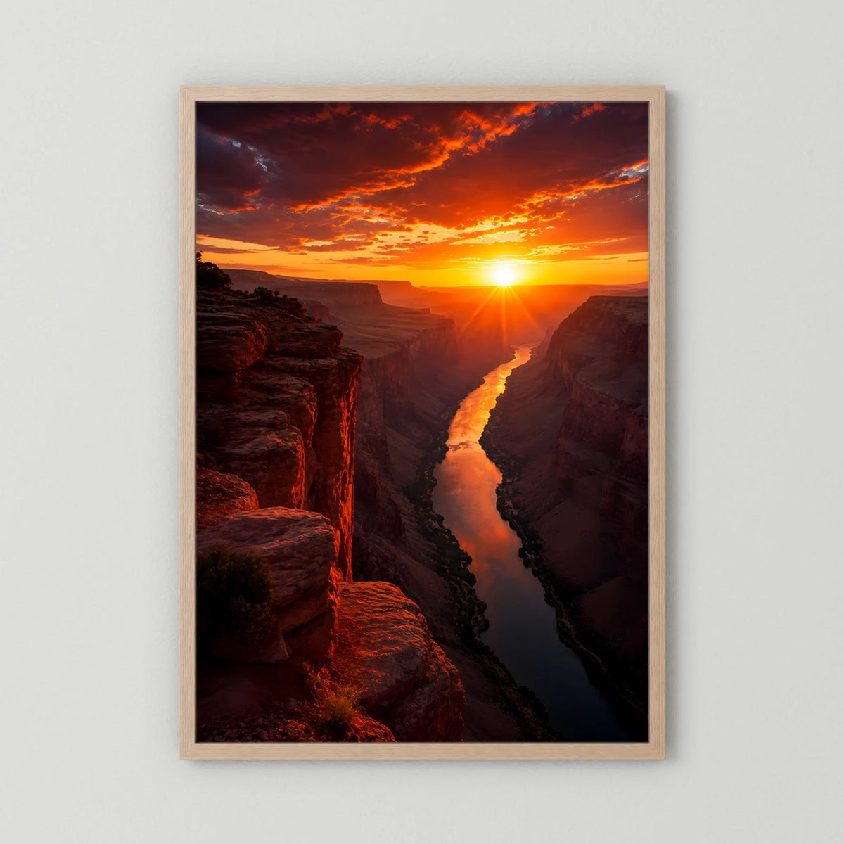 Poster im Hochformat mit Holzrahmen (hell) und weißem Rand: Schlucht, Fluss und Sonnenuntergang