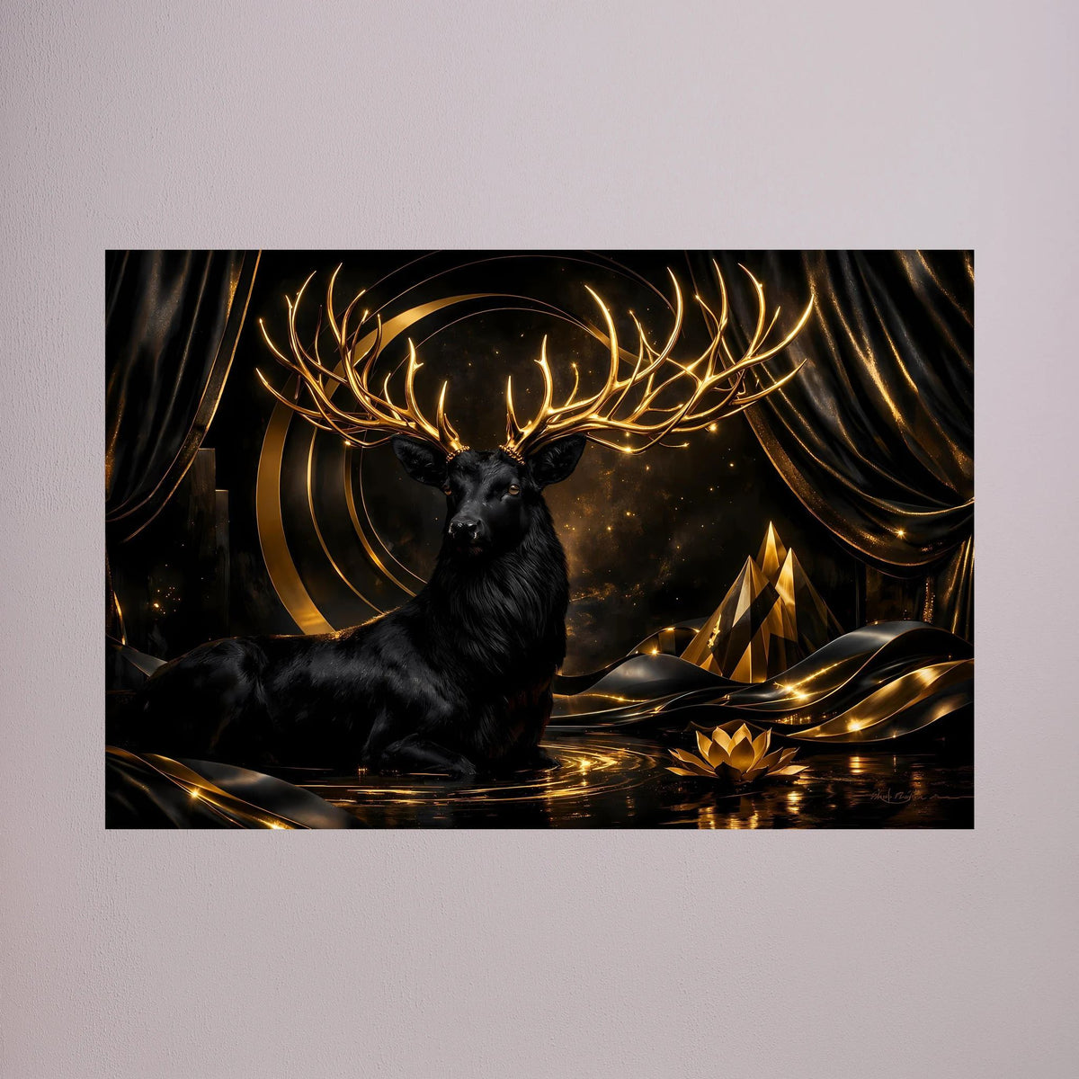 Wandbild-Print: schwarzer Hirsch mit goldenen Geweihlinien vor dunklem abstraktem Motiv