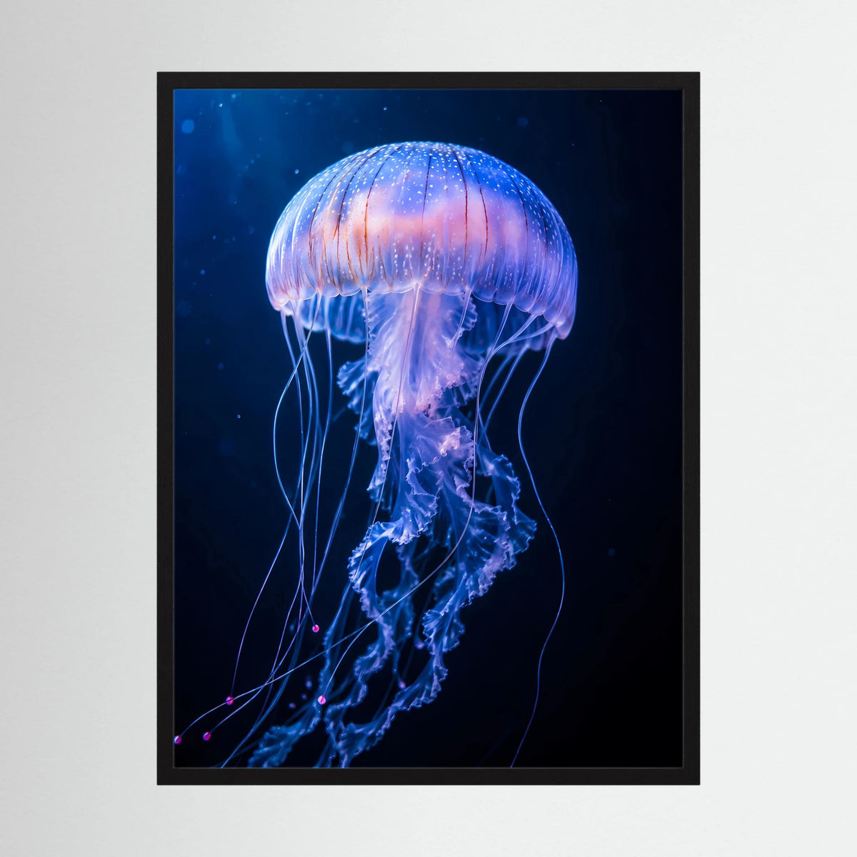 Hochformatiges Poster mit leuchtender Qualle in blau-violettem Licht