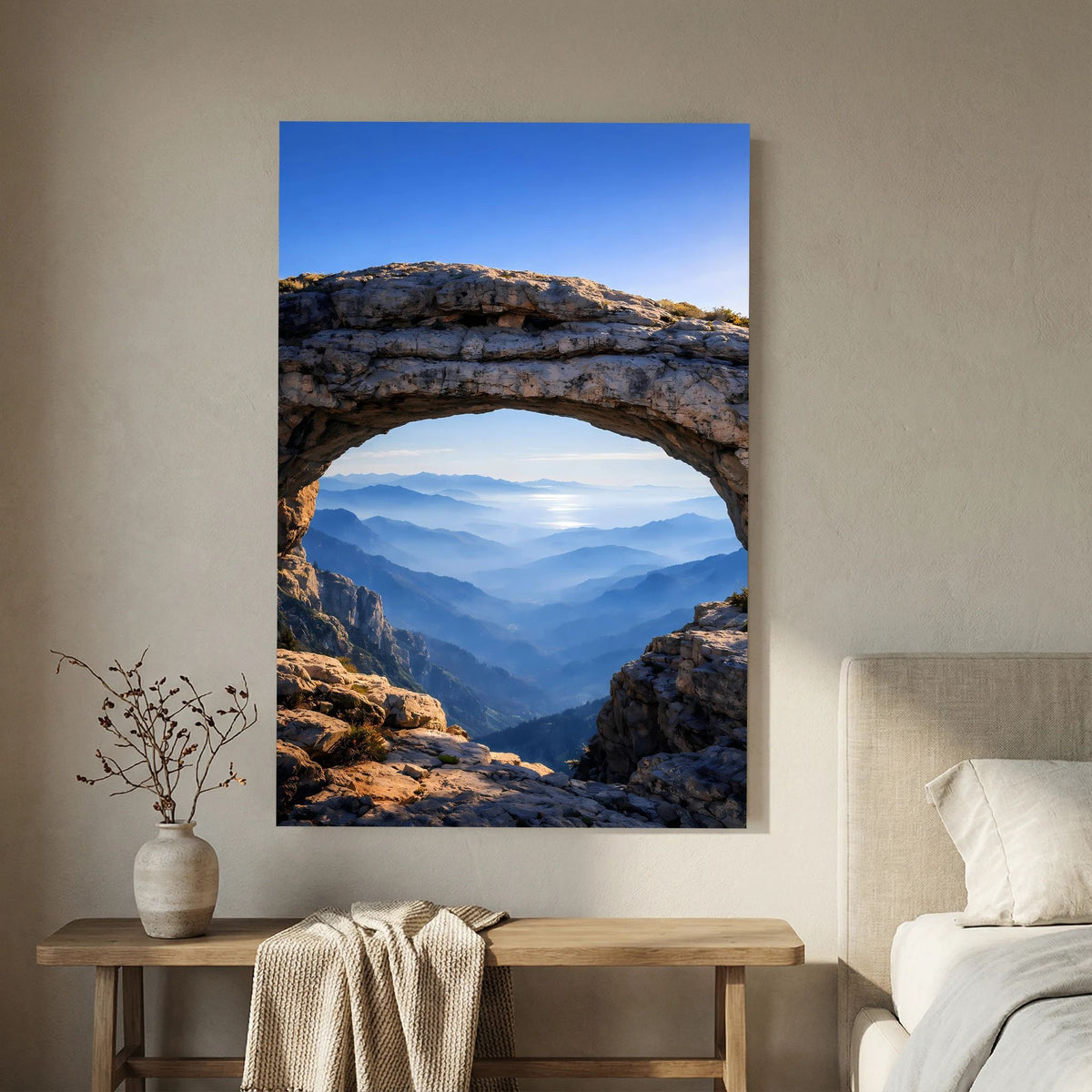 Hochformatiges Poster: Felsbogenöffnung mit Blick auf mehrschichtige Berglandschaft