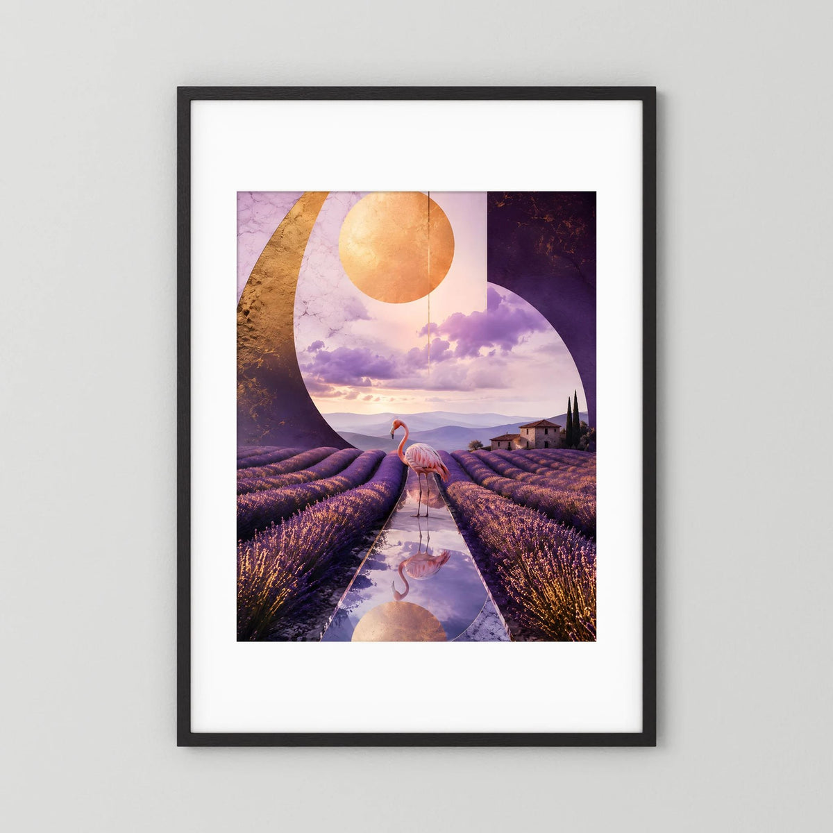 Kunstposter Flamingo im Lavendelfeld, violette surreale Landschaft, schwarzer Rahmen mit Passepartout