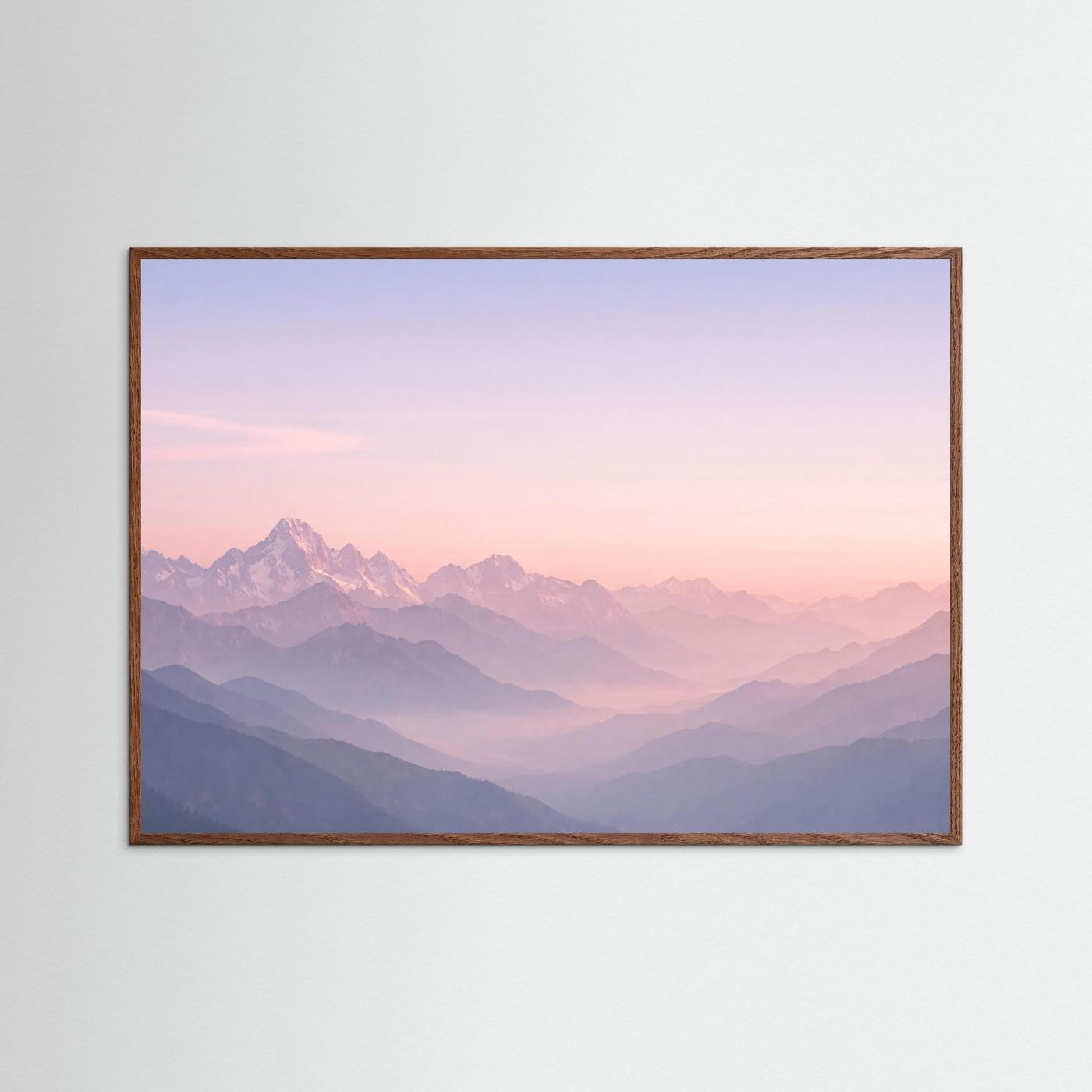 Poster mit Bergkette im Pastell-Morgenlicht, Querformat, dunkler Holzrahmen