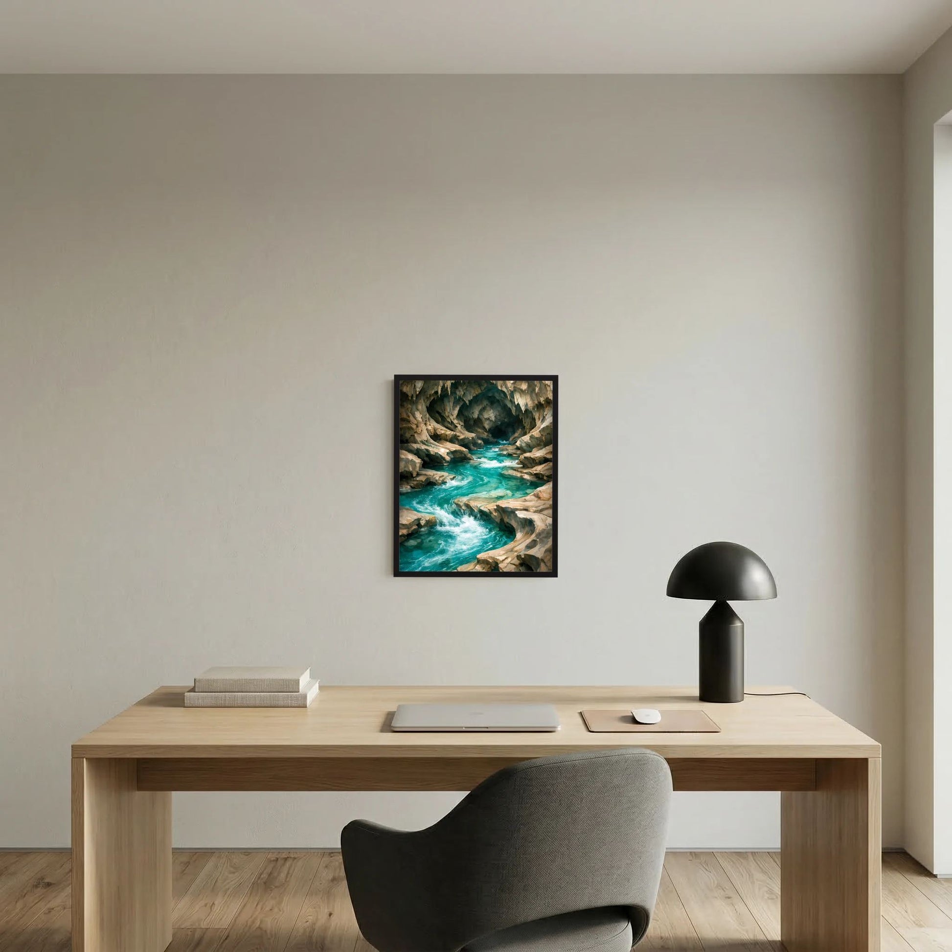 Kunstposter mit schwarzem Rahmen: türkisfarbener Wasserlauf, Felsbogen und sprudelnde Strömung.