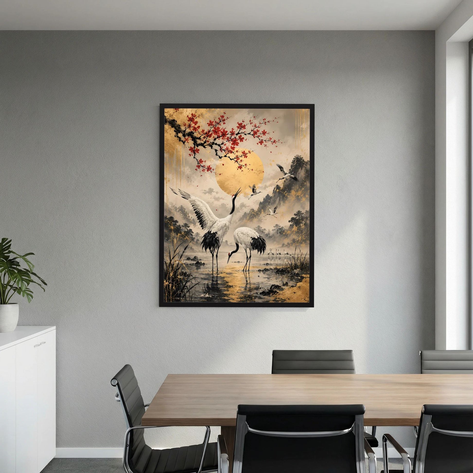 Gerahmtes Poster mit Kranichen und roten Blüten; gelbe Sonne über einer ruhigen Wasserlandschaft