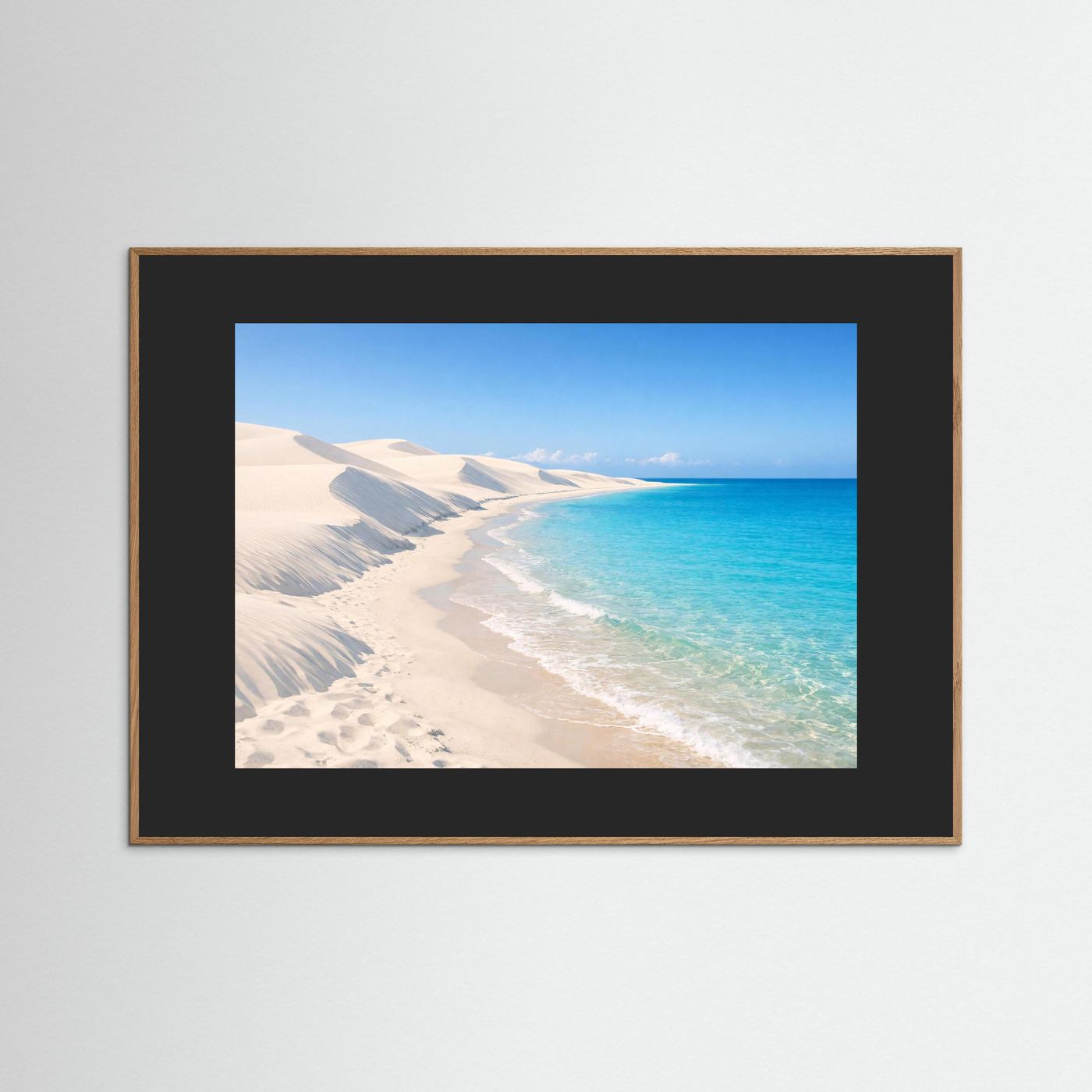 Küsten-Wandbild mit dunkelgrauem Rahmen, Foto von weißen Sanddünen am türkisfarbenen Meer