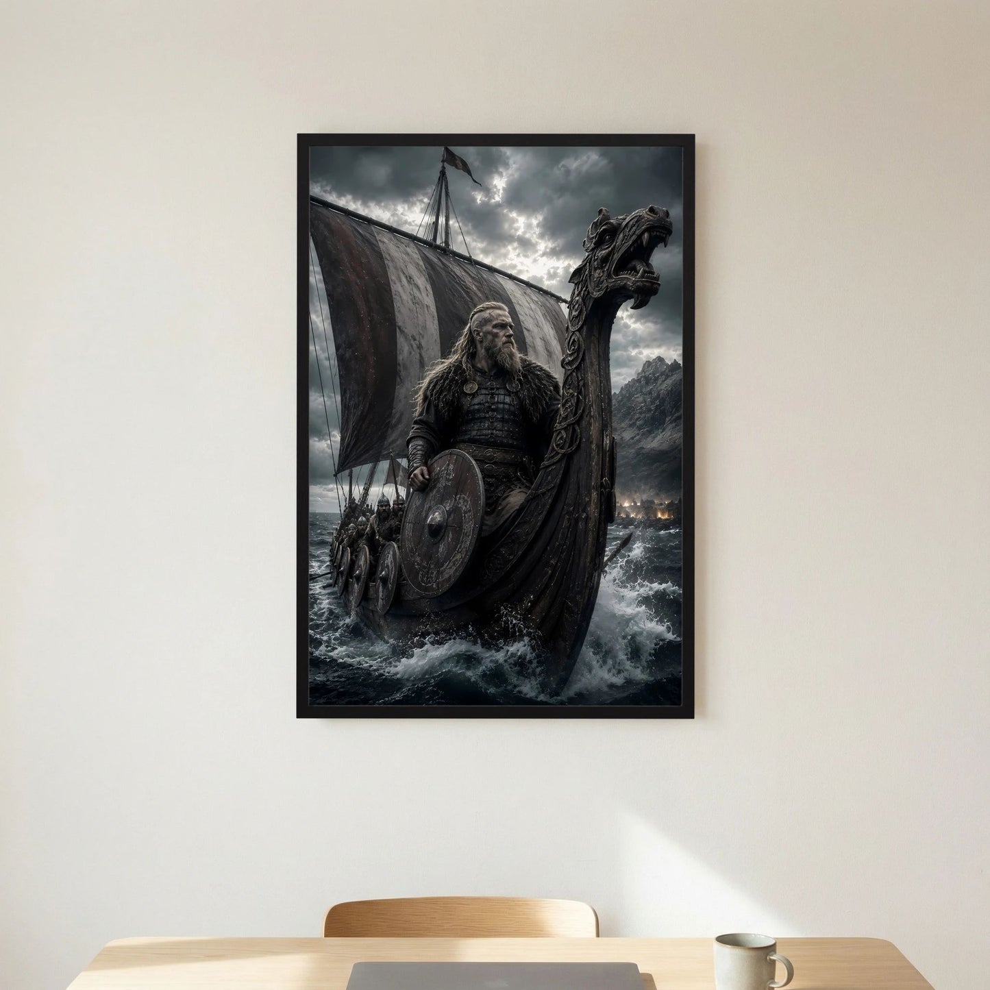 Poster im Hochformat: Wikinger stehend auf Drachenschiff, Windsegel und Drachenfigur