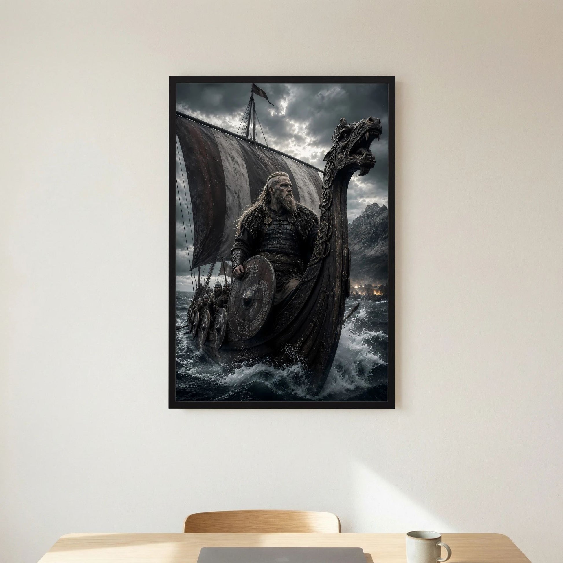 Poster im Hochformat: Wikinger stehend auf Drachenschiff, Windsegel und Drachenfigur