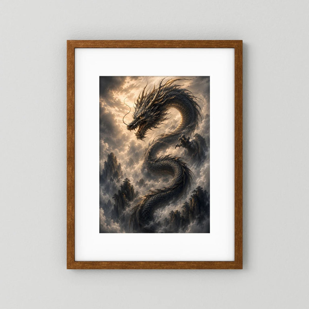 Drachenposter mit schwarzem Drachen und Wolkenbergen im Hochformat, brauner Rahmen