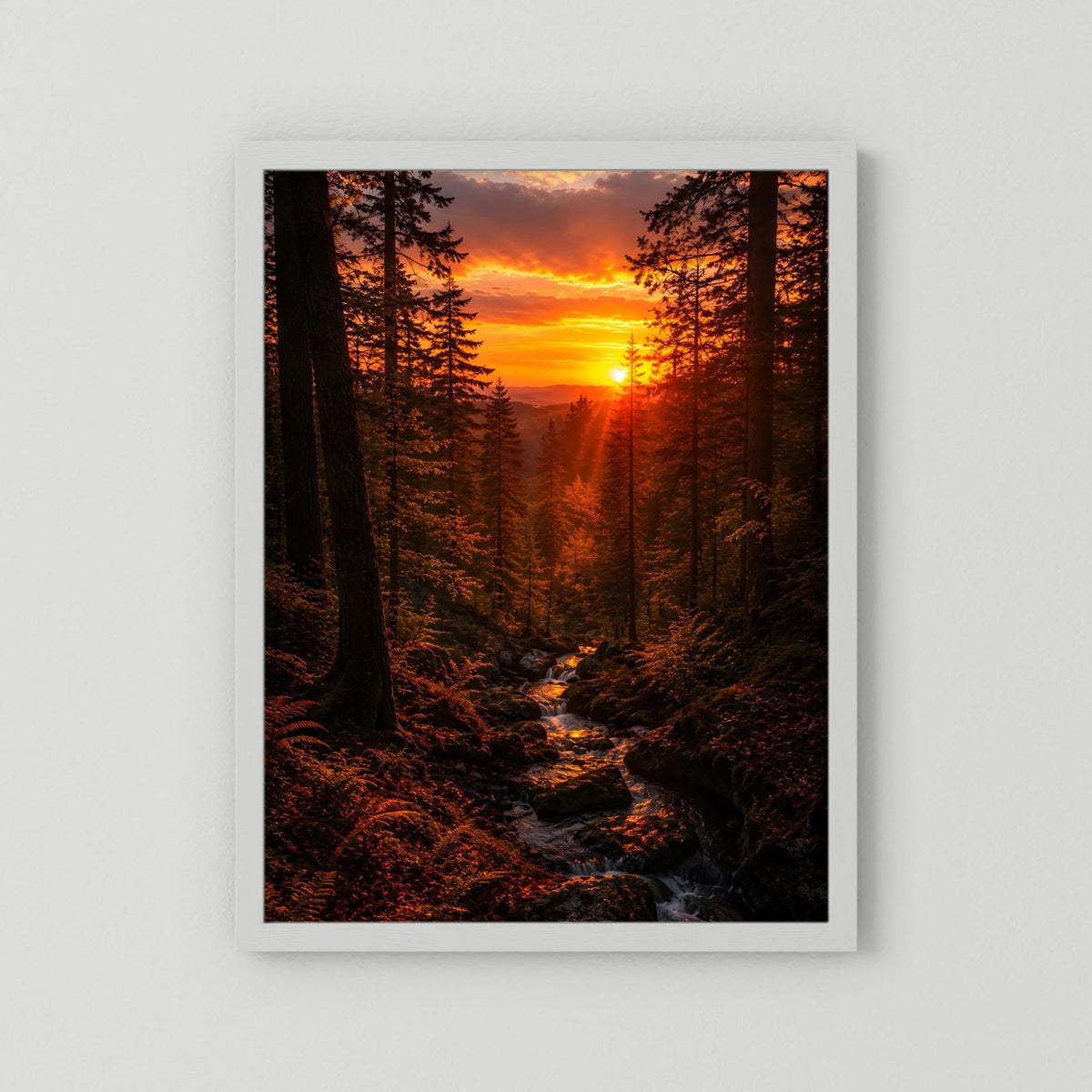 Hochformat-Poster mit Waldbach im Sonnenuntergang, weißer Rand ohne sichtbaren Rahmen