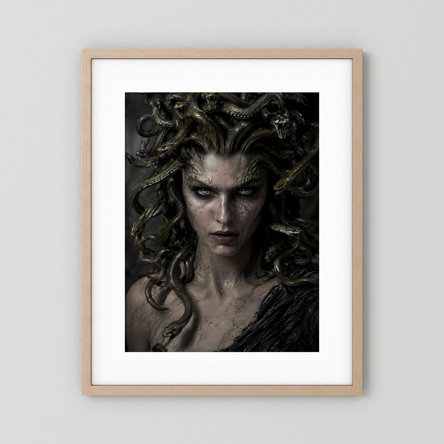 Medusa-Fantasy-Porträtposter mit Schlangenhaaren, Holzrahmen hell, weißer Rand, Hochformat