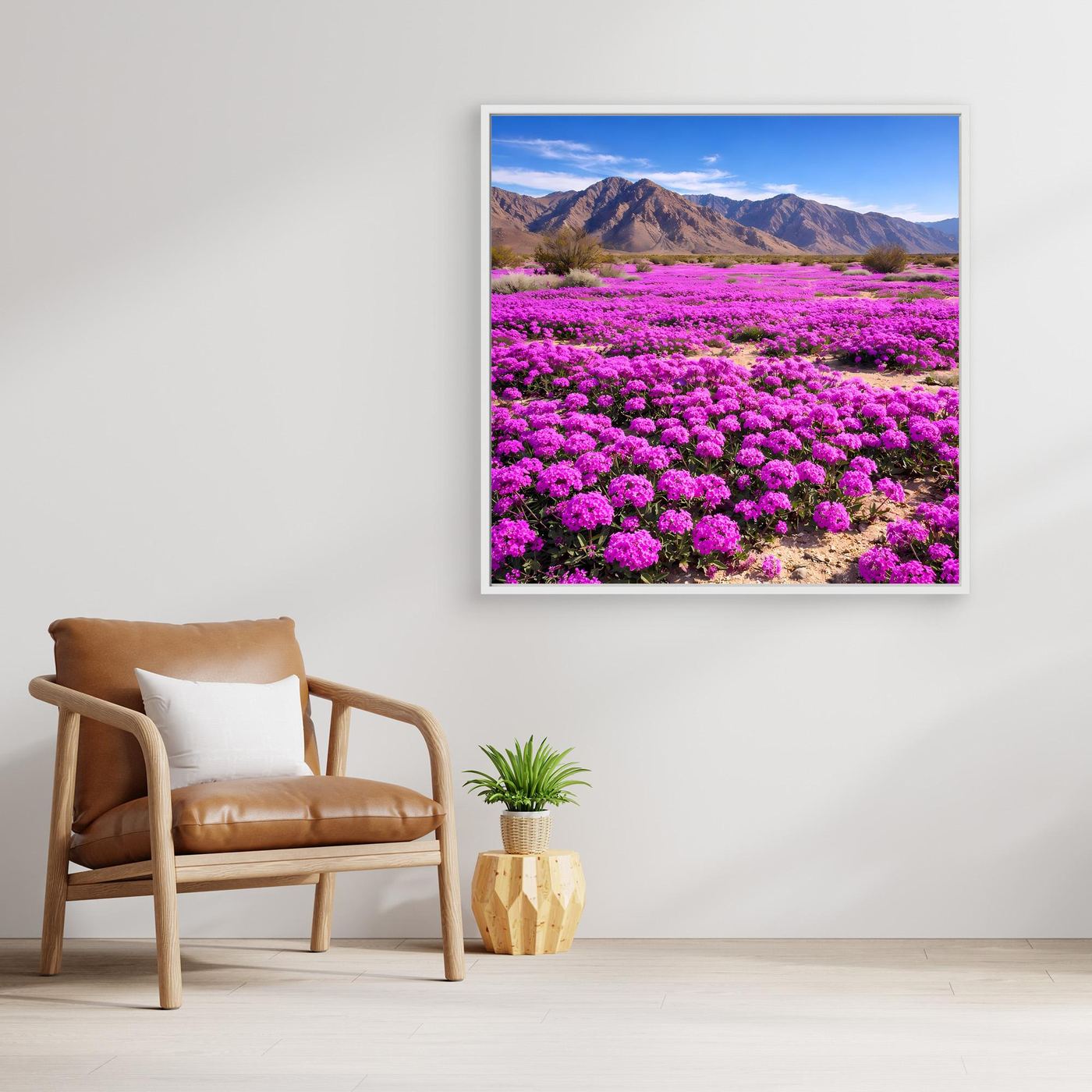 Leinwandbild mit violettem Blütenfeld und Gebirgshang, mit Rahmen