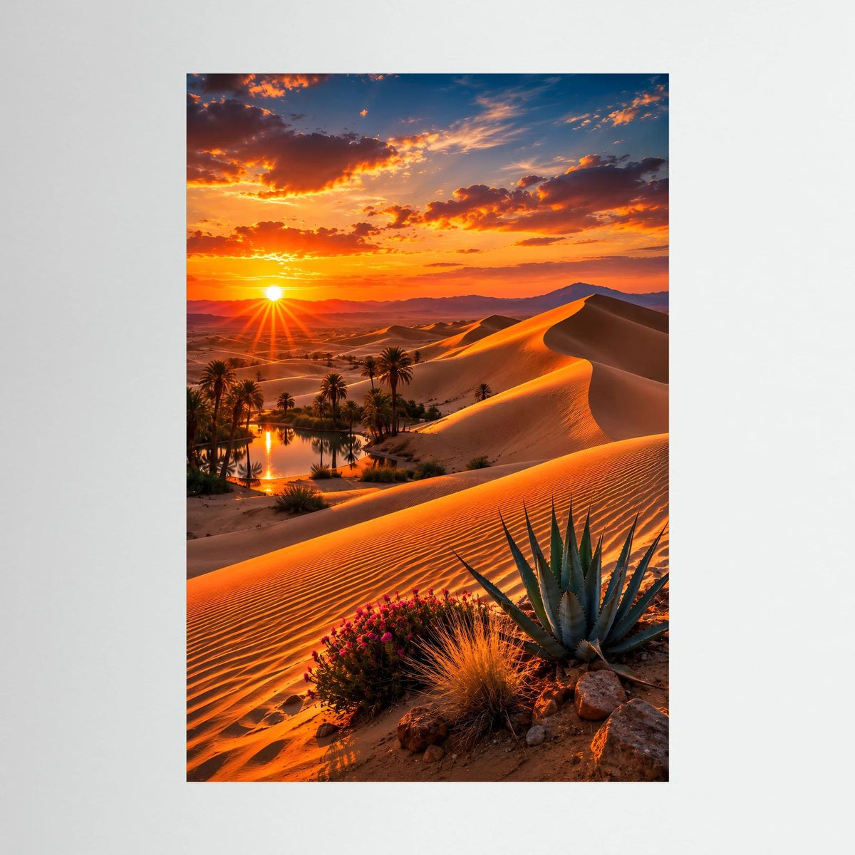 Poster im Hochformat: Wüste mit Oase, goldene Sanddünen, Palmen und Sonne am Horizont