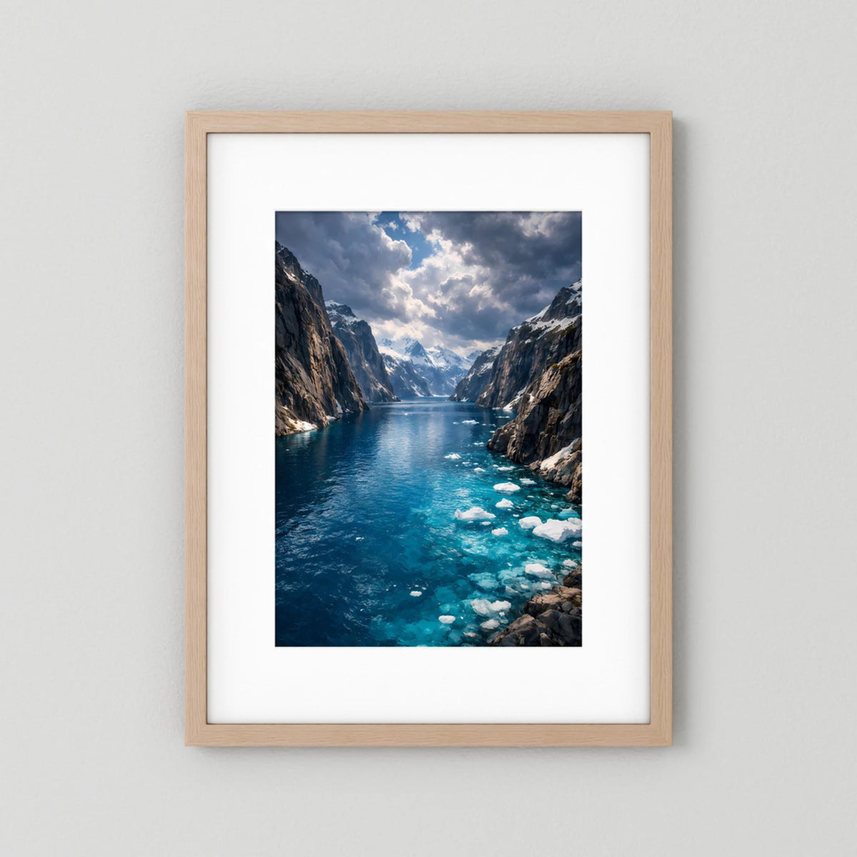 Wandbild mit Fjordlandschaft und Treibeis im hellen Holzrahmen