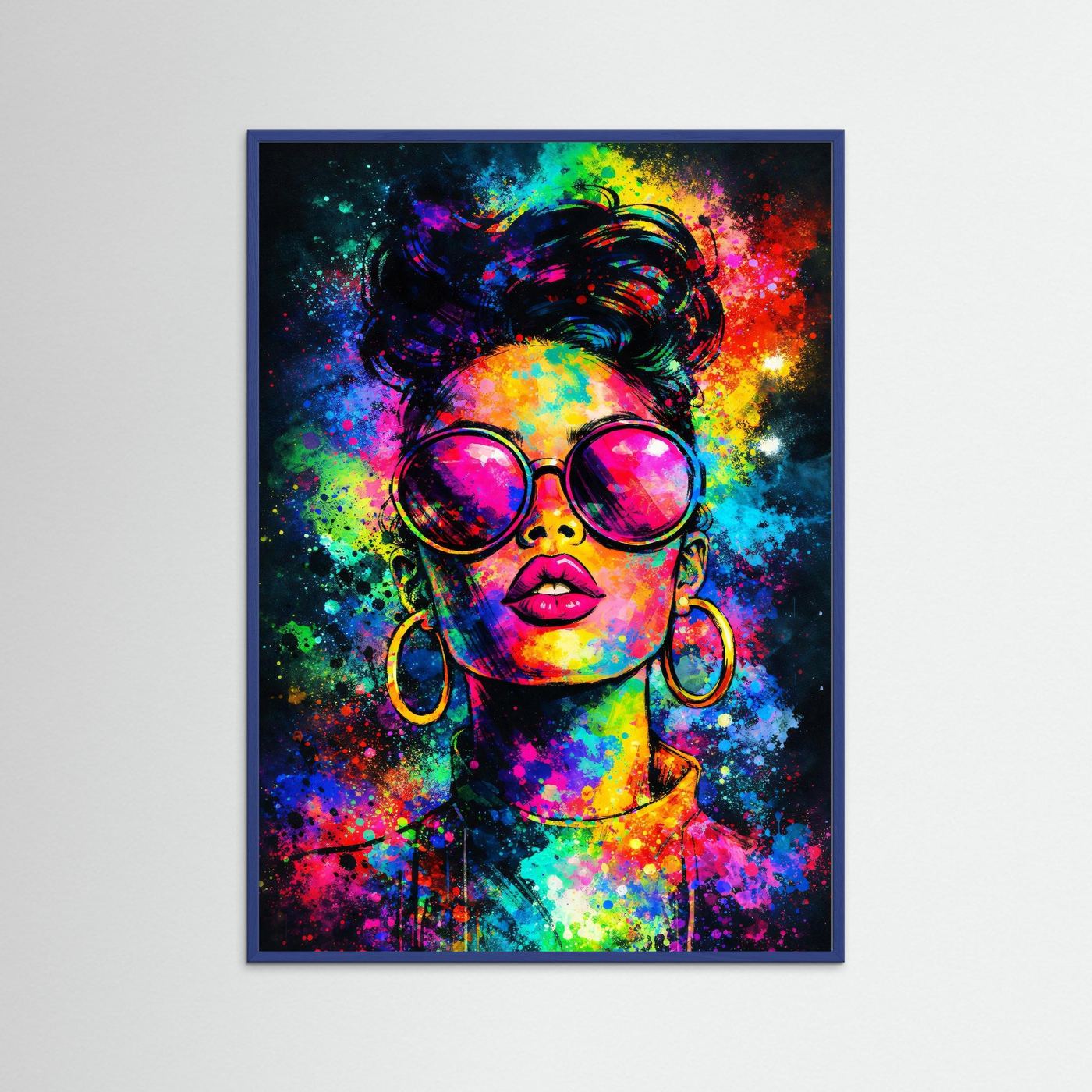 Pop-Art-Kunstposter im blauem Rahmen: Frau mit runder Neon-Sonnenbrille, leuchtende Farbexplosion, Hochformat