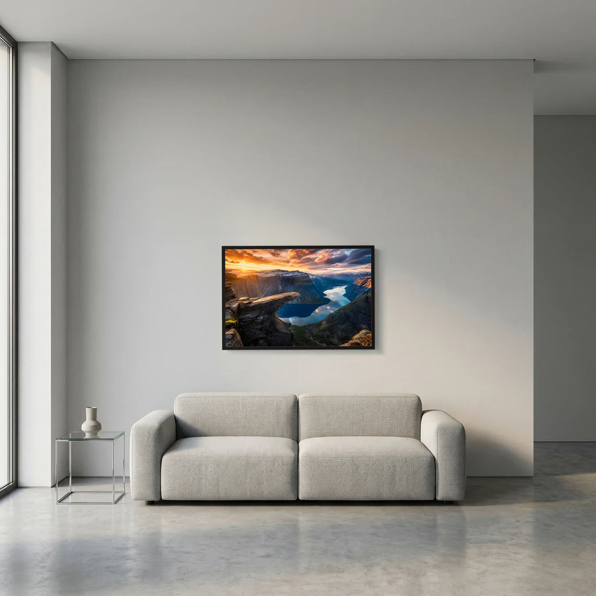 Querformat-Poster mit Fjord- und Felslandschaft bei Sonnenuntergang im Wohnzimmer, dunkler Rahmen