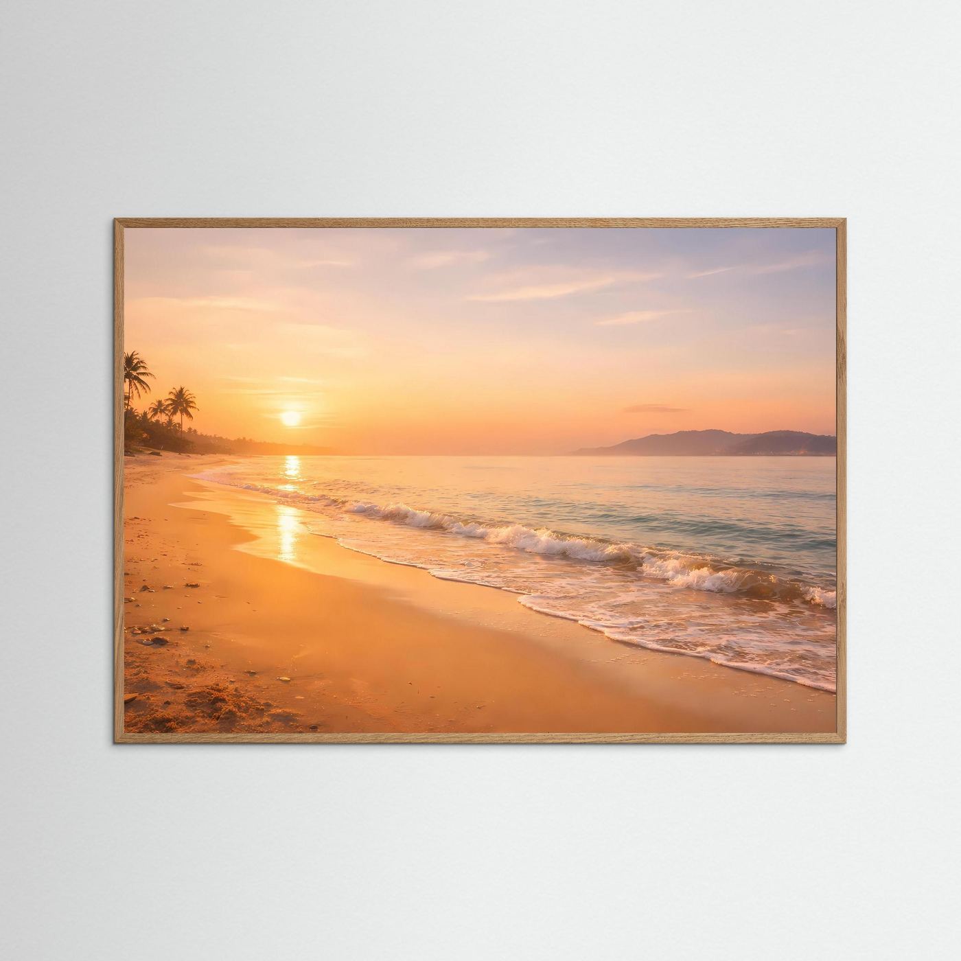 Wandbild im beigen Holzrahmen mit Sonnenuntergang am Strand und ruhigem Meer
