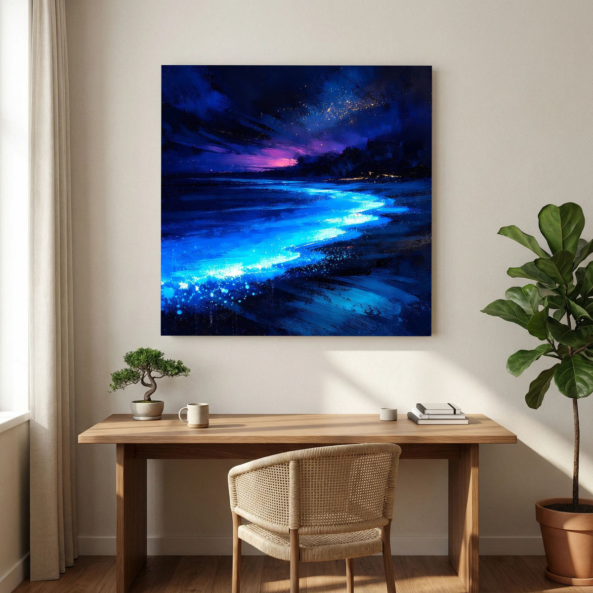 Leinwandbild Strandnacht mit blauem Leuchten im Wasser, dunklem Ufer und violettem Licht am Himmel.
