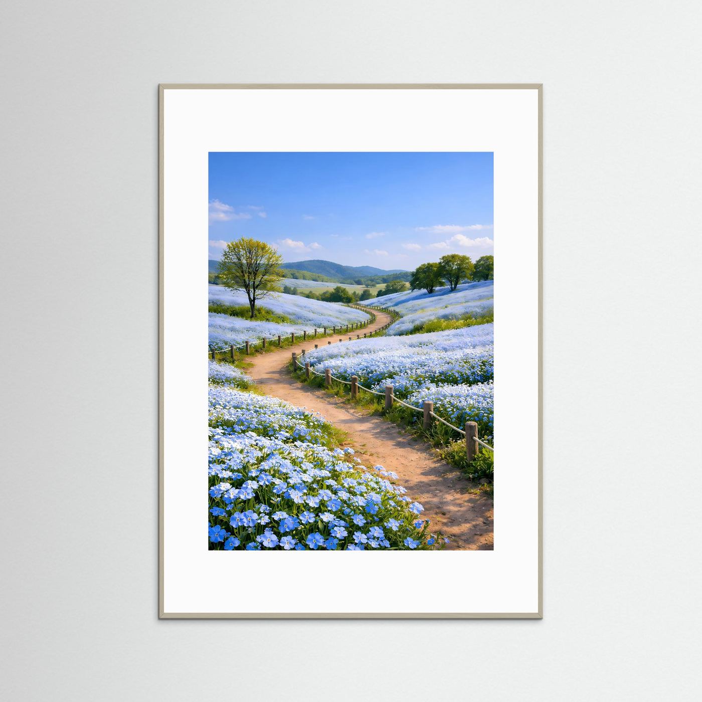 Frühlingslandschafts-Poster mit Weg durch blaue Blüten, im grauen Holzrahmen