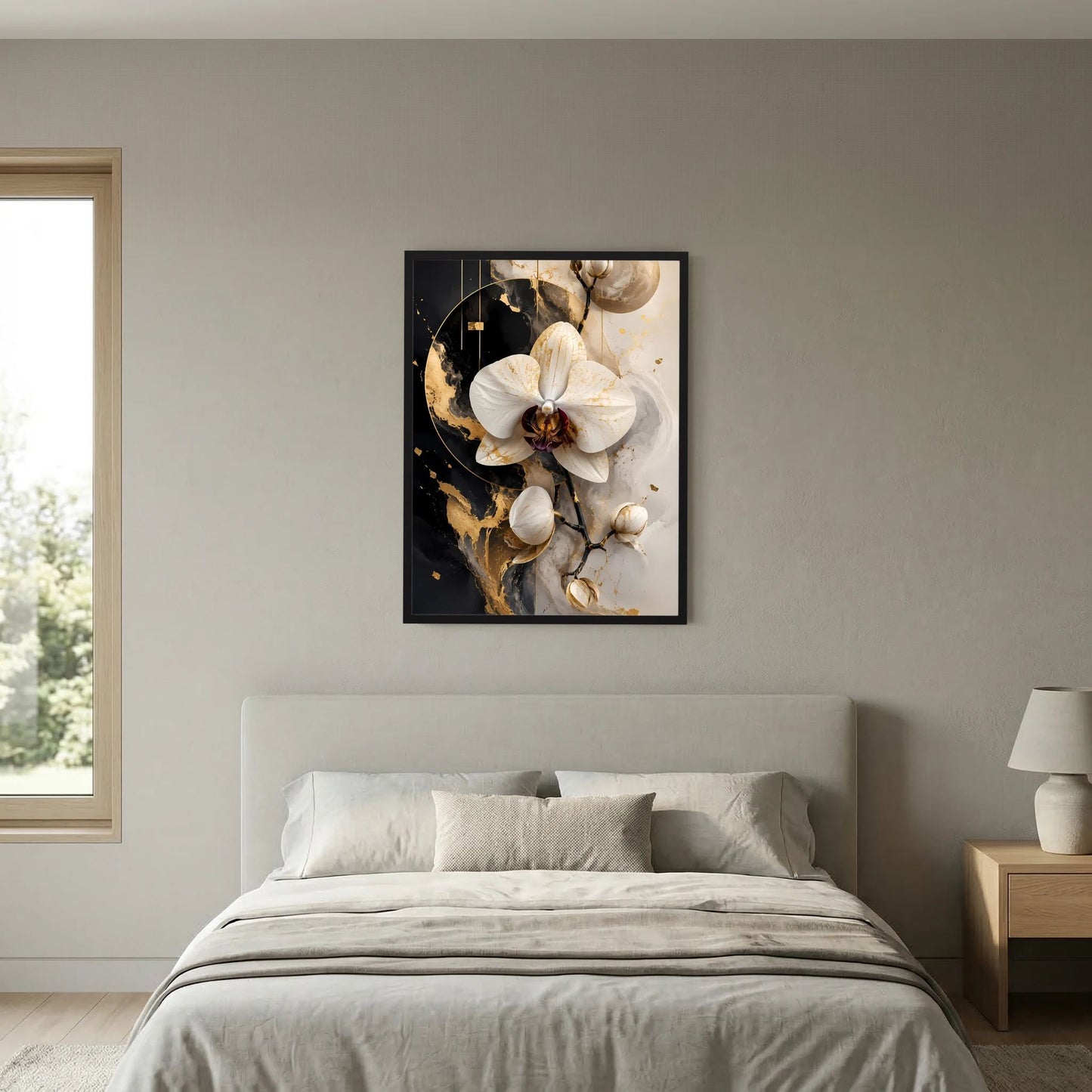 Florales Poster mit weißer Orchidee, Goldakzenten und dunklem Hintergrund, gerahmt