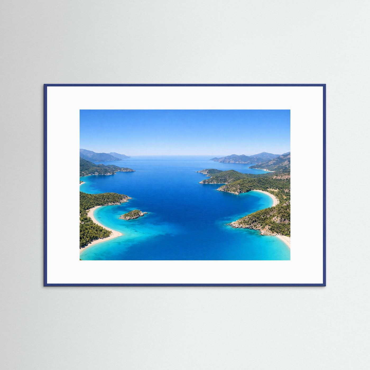 Poster mit Buchtmotiv und türkisblauem Wasser, blauer Holzrahmen