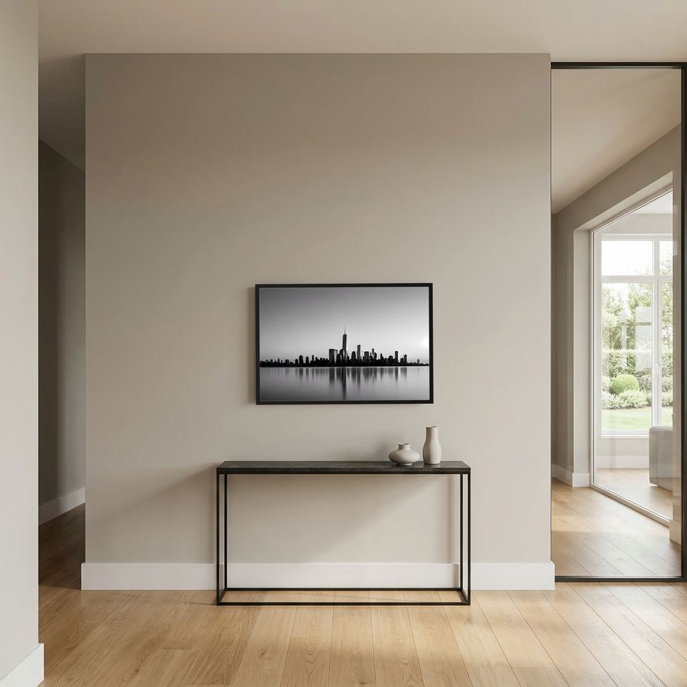 Wandposter im Querformat: Schwarzweiß-Stadtansicht mit Spiegelung, schwarz gerahmt