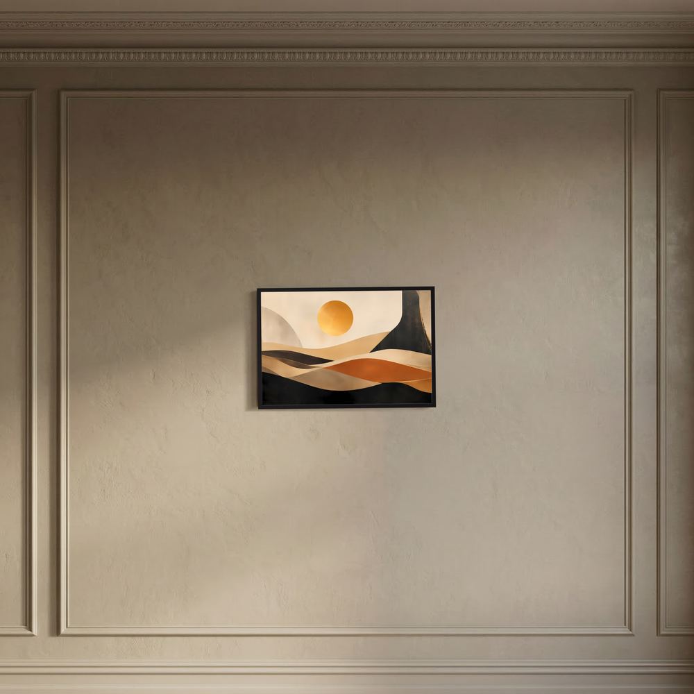 Poster mit abstrakten Dünen und gelber Sonne in beige, schwarz und Terrakotta, schwarzer Rahmen.