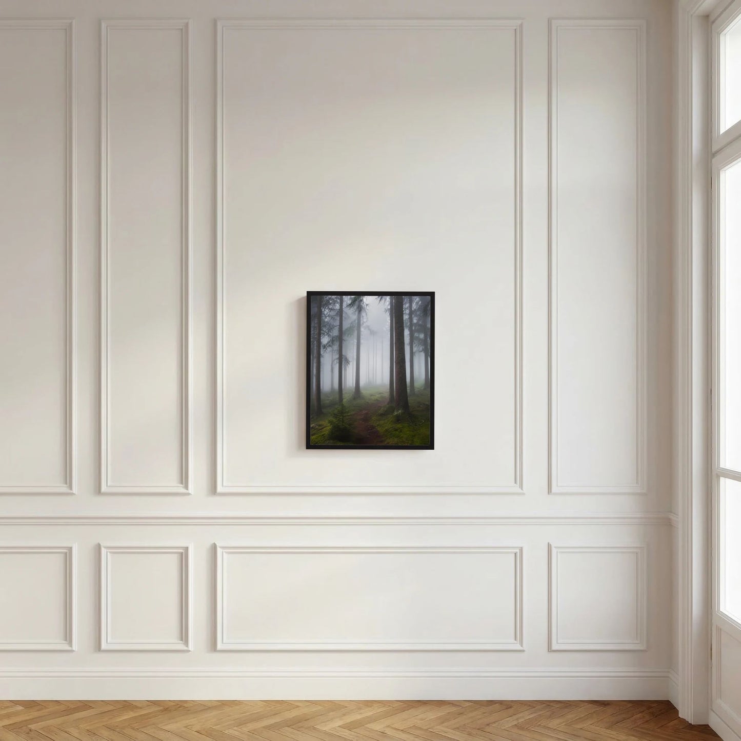 Wandposter im schwarzen Rahmen mit Nebelwald zwischen hohen Tannen